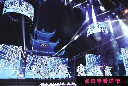 汪涵在國際新媒體藝術(shù)節(jié)上與智能機器人一起主持